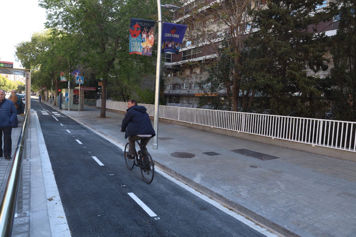 🚴‍♀️ Ja es pot pedalar pel nou carril bici de la travessera de les Corts! Està situat en el tram comprès entre la Gran Via de Carles III i el carrer Joan Güell. És un carril bidireccional, situat a la calçada, amb senyalització i semaforització específica i segregat del trànsit.