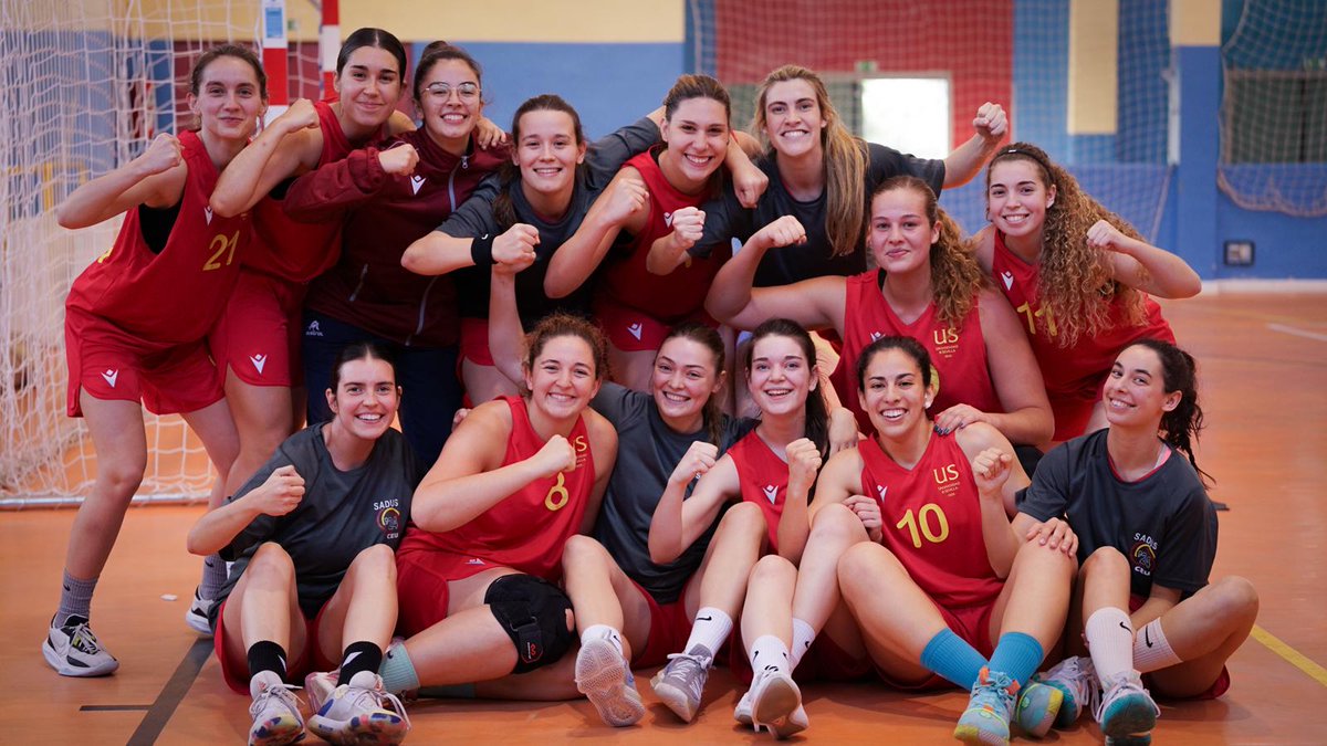 #CEU2024🏀| ¡Estamos en semifinaleeeeeees! Las chicas de la <a href="/unisevilla/">Universidad de Sevilla</a> vencen a <a href="/DeportesUGR/">C.A.D. UGR</a> 37-22 y continúan en la lucha por el título de campeonas de España universitarias. ¡Felicidades, equipo! Semifinal, hoy, a partir de las 19:45 horas. 

#VamosUS #SomosUS