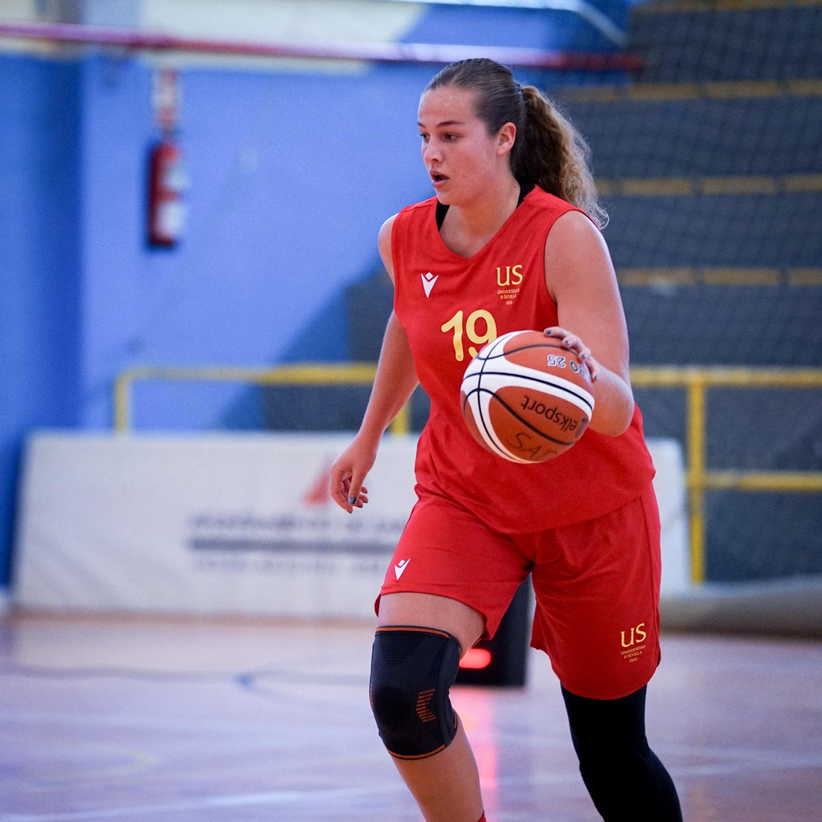 SADUSoficial's tweet photo. #CEU2024🏀| ¡Estamos en semifinaleeeeeees! Las chicas de la @unisevilla vencen a @DeportesUGR 37-22 y continúan en la lucha por el título de campeonas de España universitarias. ¡Felicidades, equipo! Semifinal, hoy, a partir de las 19:45 horas. 

#VamosUS #SomosUS https://t.co/mYIhmmMkv1