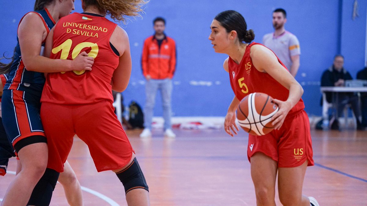 SADUSoficial's tweet photo. #CEU2024🏀| ¡Estamos en semifinaleeeeeees! Las chicas de la @unisevilla vencen a @DeportesUGR 37-22 y continúan en la lucha por el título de campeonas de España universitarias. ¡Felicidades, equipo! Semifinal, hoy, a partir de las 19:45 horas. 

#VamosUS #SomosUS https://t.co/mYIhmmMkv1