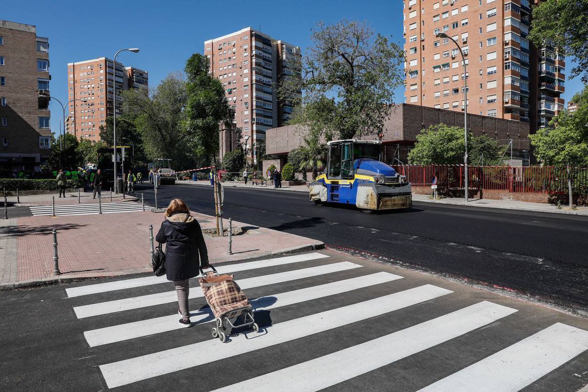 Trabajamos en la conservación de las calles de Madrid, mejorando las calzadas y propiciando una circulación más segura, en beneficio de los madrileños. 323 calzadas de todos los distritos se pavimentarán este año. Ya Hemos renovado más de 3.000 calles en estos últimos años.
