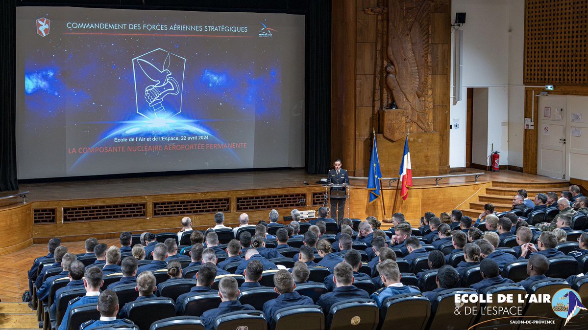 #Conférence Le général de corps aérien Jérôme Bellanger, commandant les forces aériennes stratégiques, s’est rendu au sein de l’École de l’air et de l’espace le lundi 22 avril afin de dispenser une conférence sur la composante nucléaire aéroportée permanente. ☢️