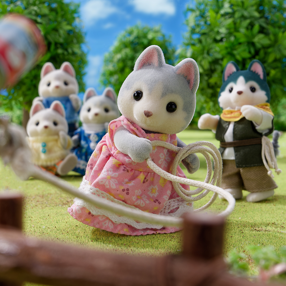 えいっ！」 「お兄ちゃん、上手～！」 ロープを操って、マトに当てて