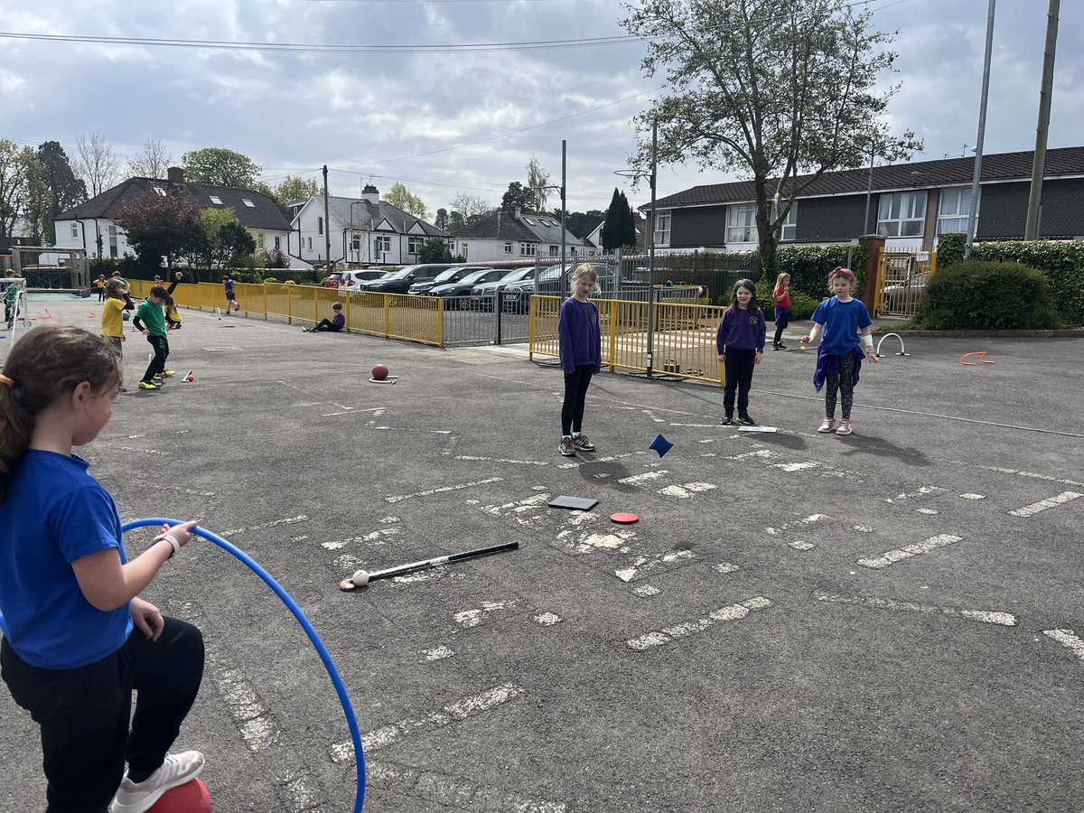 Creu cwrs rhwystrau a rhoi cyfarwyddiadau oedd yr her i fl.3 heddiw. / Creating an obstacle course and giving instructions was year 3’s challenge today. #WythnosDysguAwyrAgored #WalesOutdoorLearningWeek