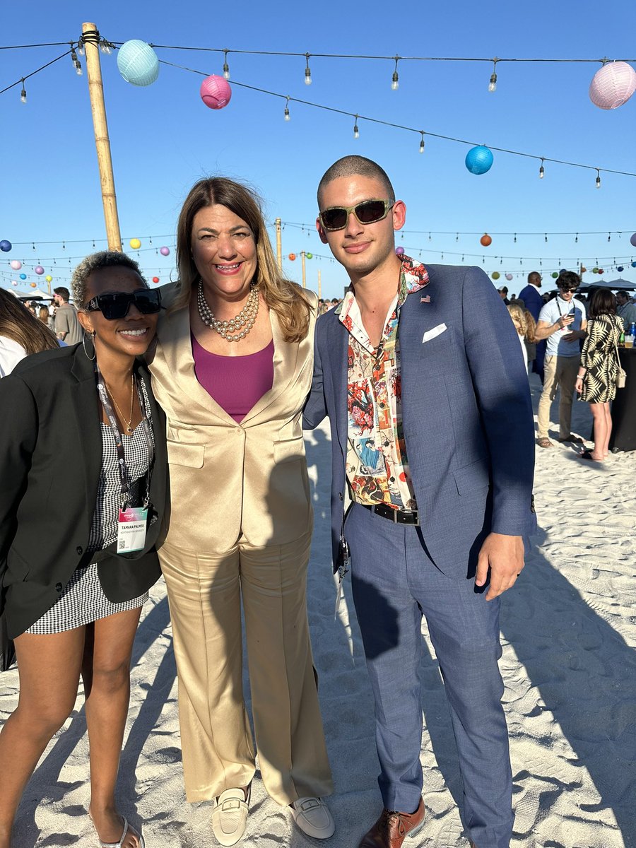 palmerta_'s tweet photo. Reflecting on an amazing time at #eMergeAmericas! Delighted to meet Melissa Medina &amp; Madeline Pumariega. Great reconnecting with BrainStation peers &amp; networking with top pros. Cheers to Andrew Satz for winning the pitch competition!”  #NortheasternUniversity #eMerge https://t.co/4wufaxXG5y