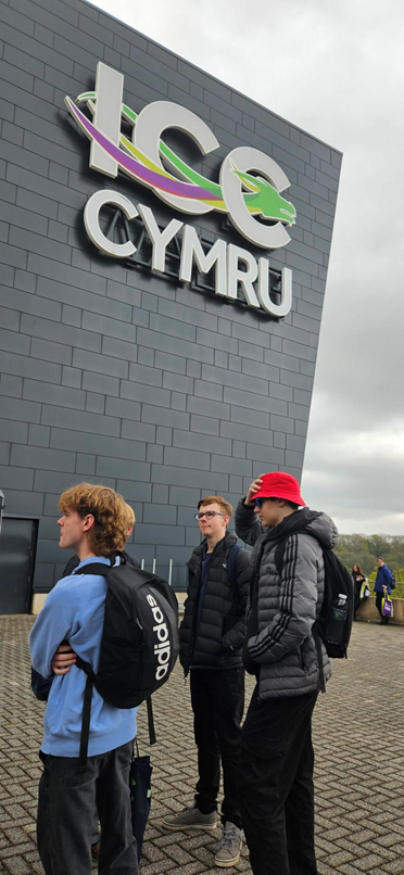 NewentPrincipal's tweet photo. Year 12 travelled to Newport yesterday to take part in a UCAS Discovery Day. It helped them find out the options and start deciding their next steps, post-18. Thank you to Mr Britten and the sixth form team for organising and supporting our students. @newentschool @ucas_online https://t.co/5JRvRoFBG0