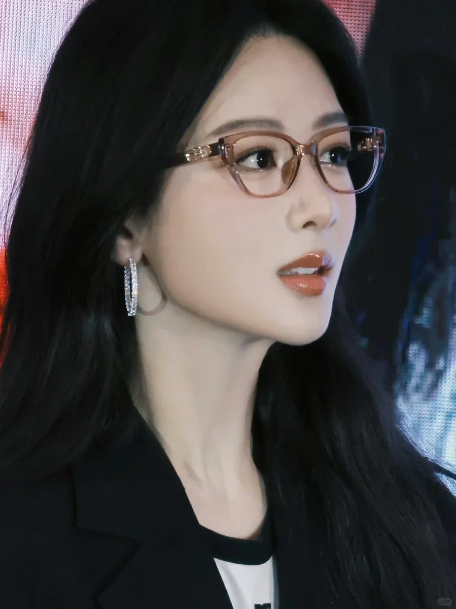 #YangZi with glasses still looks so good, she feels so beautiful, what do you guys think? #杨紫 #beauty #beautygirl