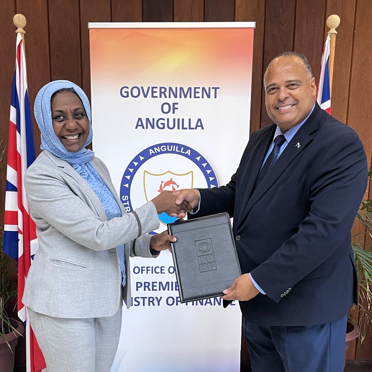 Presented my letters of credence to #Anguilla 🇦🇮Premier, Hon. Dr. Ellis Webster, yesterday. Discussed the way forward for @UNDPBarbadosEC support - #digitaltransformation is critical for improved access to public services, employment & entrepreneurship, especially for #youth.