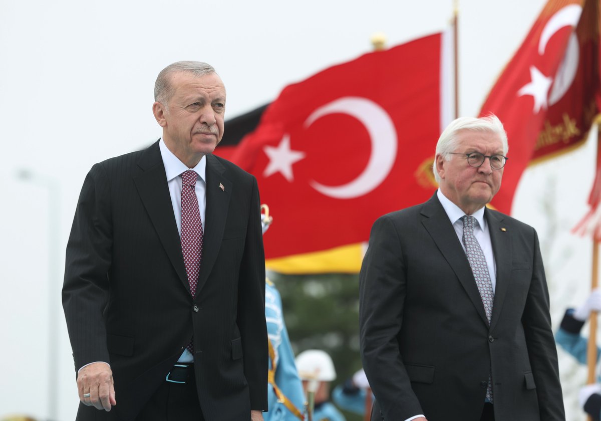 Cumhurbaşkanımız @RTErdogan, Almanya Federal Cumhuriyeti Cumhurbaşkanı Frank-Walter Steinmeier'i resmî törenle karşıladı.