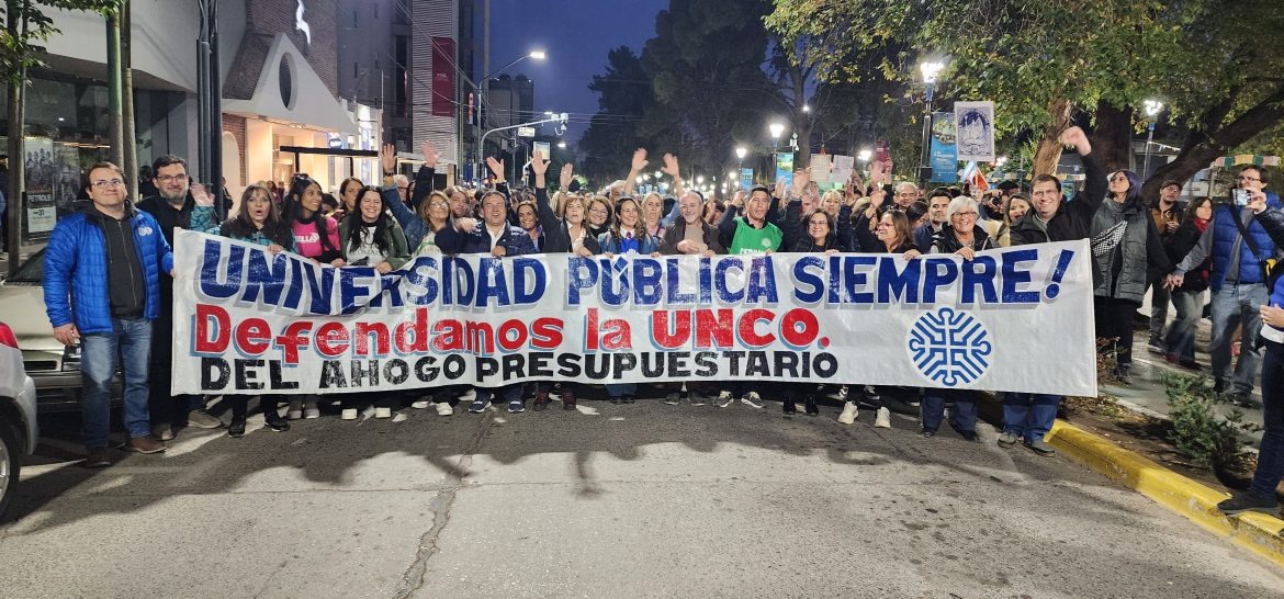 UNComa_oficial's tweet photo. Histórico y contundente respaldo regional a la universidad pública
Más de 50.000 personas acompañaron a la UNCo en Neuquén y Río Negro en el reclamo contra el ahogo presupuestario.
https://t.co/AgGiPhTjxg https://t.co/XIfDB5ryY1
