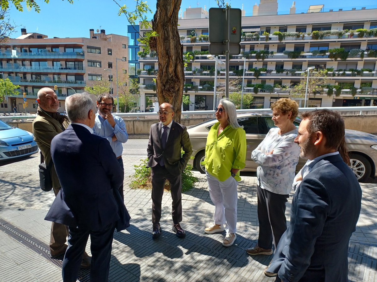 dsocialscat's tweet photo. Visita del conseller @carlescampuzano a la residència de la Fundació Estimia, un dels serveis que presta aquesta entitat que porta 60 anys treballant pel desenvolupament de les persones amb #disCapacitat física, psíquica i sensorial. 

La fundació atén totes les etapes de la vida dels usuaris també des de l'escola d'educació especial i el centre ocupacional.