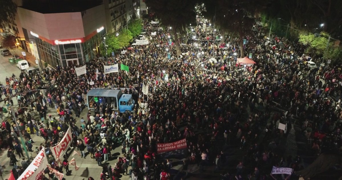UNComa_oficial's tweet photo. Histórico y contundente respaldo regional a la universidad pública
Más de 50.000 personas acompañaron a la UNCo en Neuquén y Río Negro en el reclamo contra el ahogo presupuestario.
https://t.co/AgGiPhTjxg https://t.co/XIfDB5ryY1