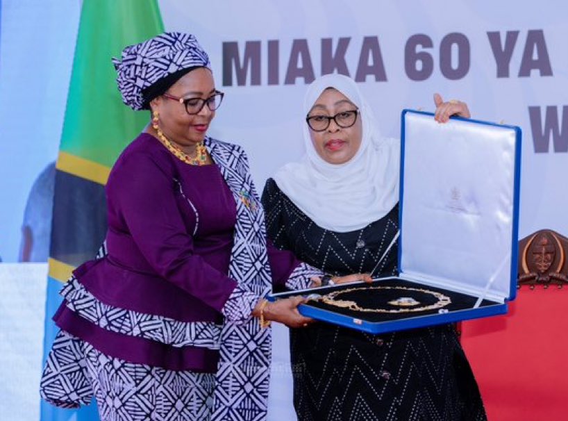 📍Ikulu, Chamwino 🏅🎖 Rais wa Jamhuri ya Muungano wa Tanzania, Mhe. @SuluhuSamia akimkabidhi Mama Salma Kikwete Nishani ya Mwalimu Julius Kambarage Nyerere aliyoipokea kwa niaba ya Rais Mstaafu wa Serikali ya Awamu ya Nne Dkt. Jakaya Mrisho Kikwete kwenye hafla iliyofanyika