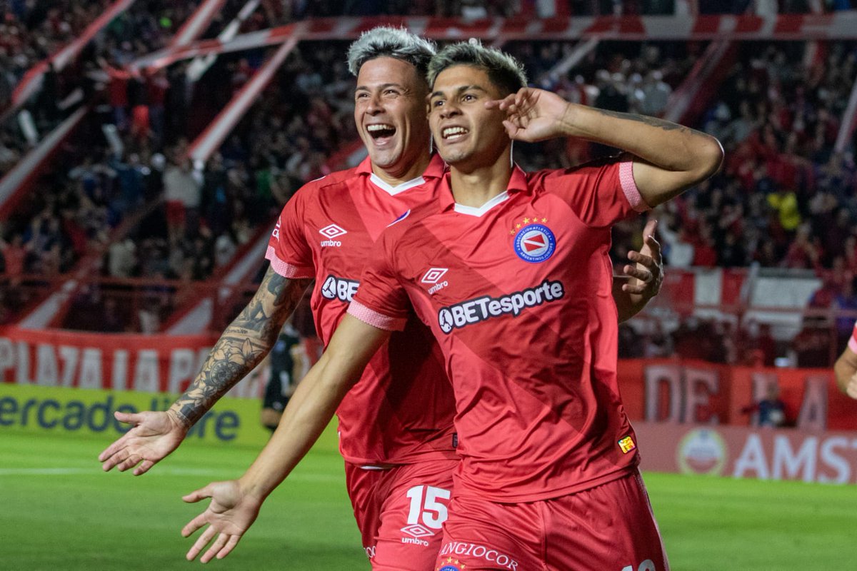 AAAJHistoria's tweet photo. #AAAJ Gastón VERÓN anotó frente a Corinthians el gol más rápido (1m 31s) en un partido internacional de @AAAJoficial (96 encuentros oficiales) en toda la historia. Superó a Víctor Hugo FERREYRA quien había marcado a los 4m ante Atlético Nacional de Medellín por la Supercopa 1995. https://t.co/1MnPWNtMhB