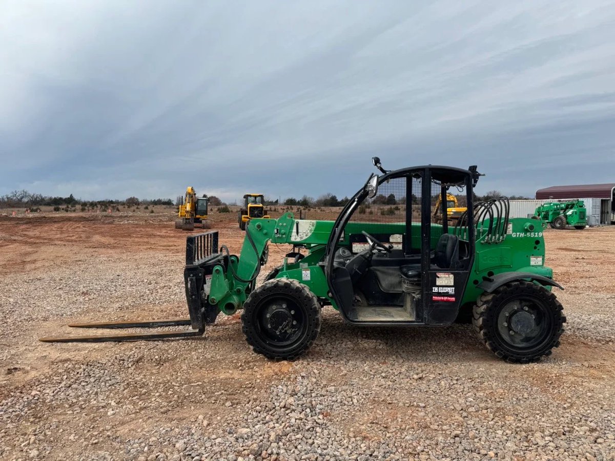 🐂 Clean pens & load trucks with this Genie!
i35equipment.com/geniegth5519
Bucket Available
#telehandler #telescopichandler #ranchequipment #farmequipment #constructionequipment #ranchmachinery #farmmachinery #constructionmachinery #forklift #loader #feedlot #cattle #construction