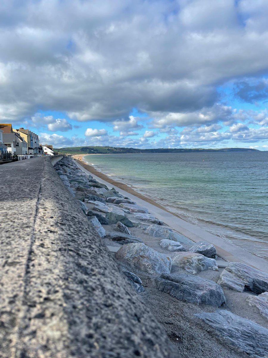 Atmospheric Start Bay ~ fluffy #clouds & beautiful colours 🩵⁣
⁣
The ground has dried up, so walks are no longer muddy 🙌🏻⁣
⁣
We look forward to seeing those that pop in for a drink &/or a bite to eat🍷⁣
⁣
#Atmospheric #Sea #Pub #ThatchedPub #PubFood #DogFriendlyPub