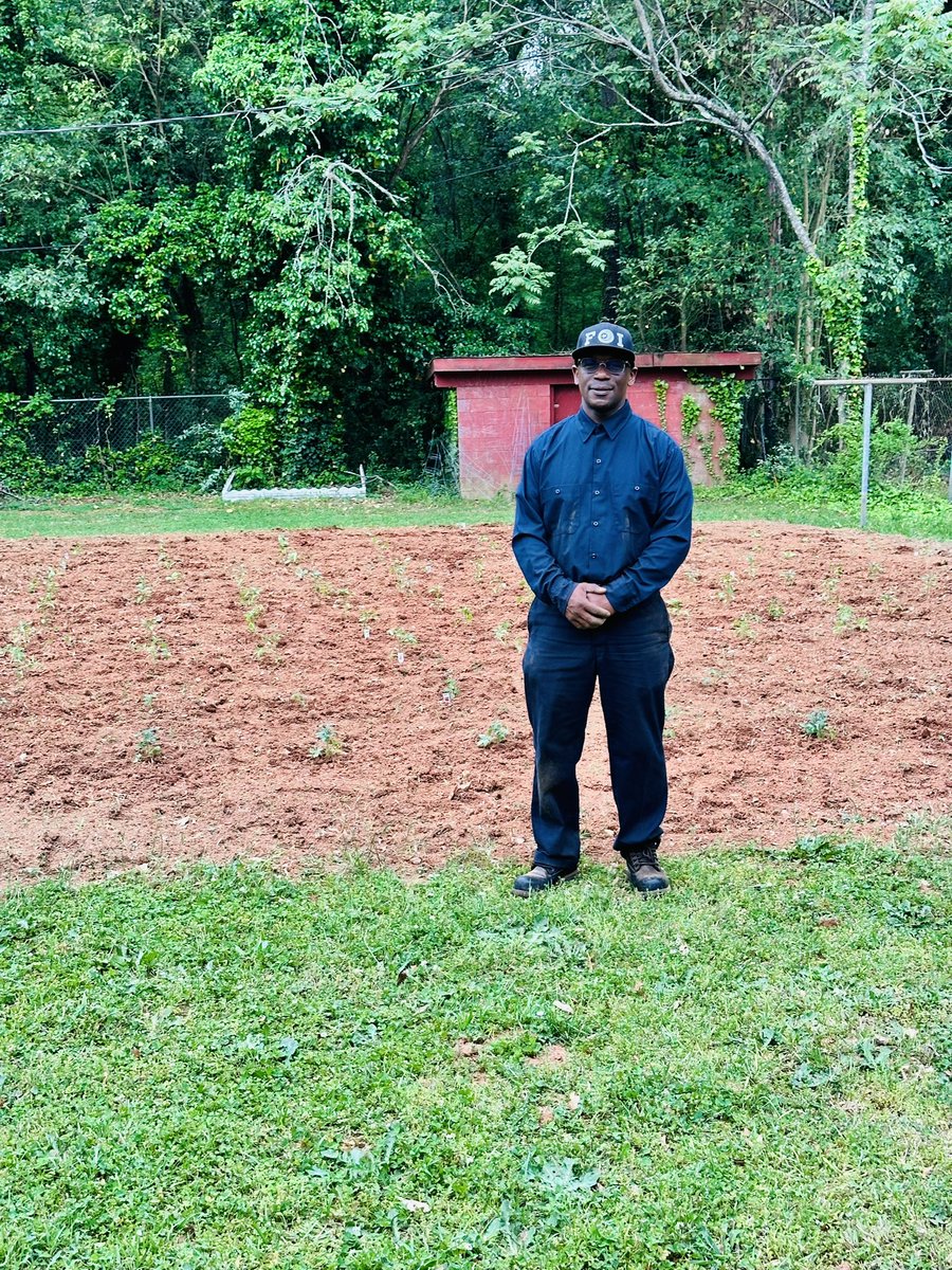 KyleMuhammad's tweet photo. What happens if the trucks don’t run to bring you food? And the stores close down.
Will you sit at home and wait for that mystery God to bring you food?
Me…Emphatically NO!
#growsomething
#do4self
#Farrakhan https://t.co/BuVx0R2Onr