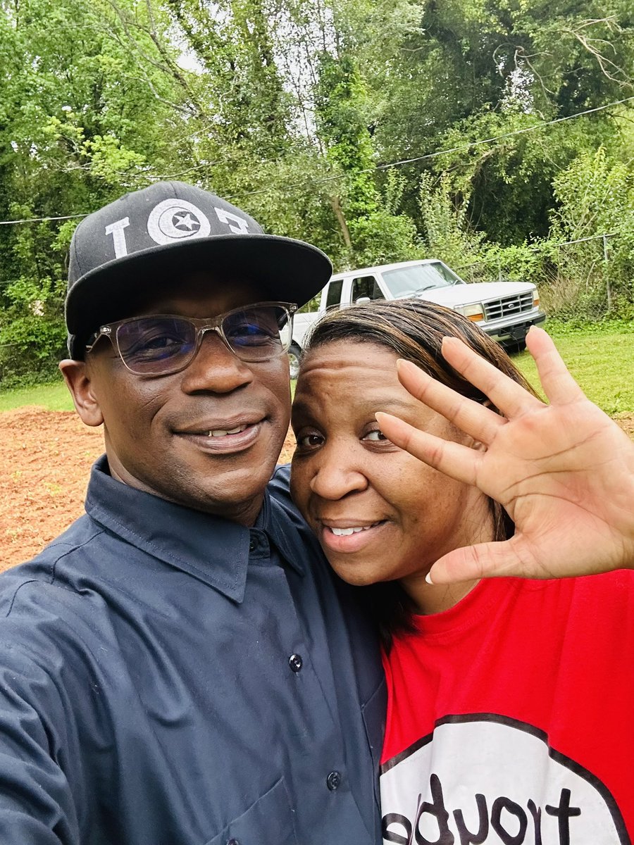 KyleMuhammad's tweet photo. What happens if the trucks don’t run to bring you food? And the stores close down.
Will you sit at home and wait for that mystery God to bring you food?
Me…Emphatically NO!
#growsomething
#do4self
#Farrakhan https://t.co/BuVx0R2Onr