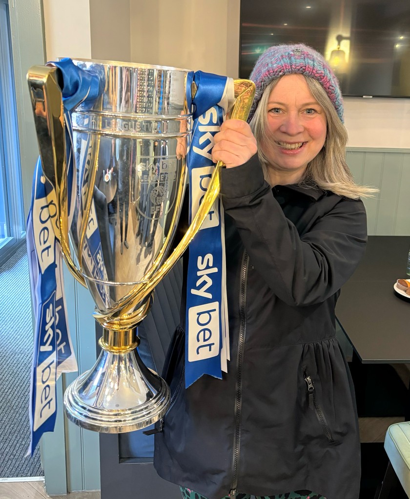 An unexpected opportunity to get my hands on the League 2 Champions' silverware at SCFC this morning! I was at Edgeley Park to deliver our regular yoga class in partnership with @SCFCCommunity as part of their Social Wellbeing morning. 🏆️⚽️🏆️⚽️