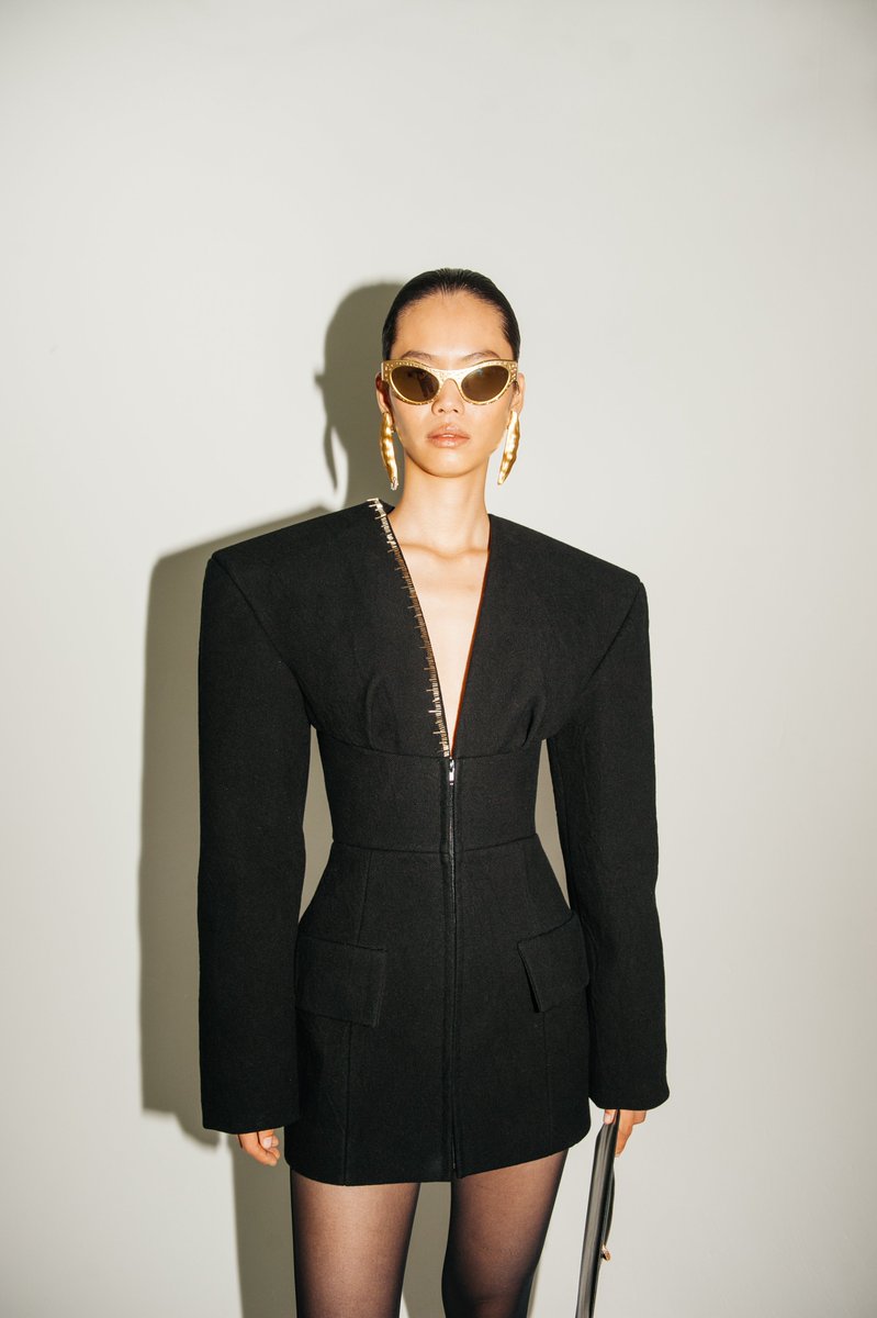 SCHIAPARELLI TAILORING Xia Yuancen in Ready-to-Wear SS24 by #DanielRoseberry. Now available at 21 place Vendôme, Paris @Harrods, London @Bergdorfs, New York @neimanmarcus, Dallas and Los Angeles. #Schiaparelli