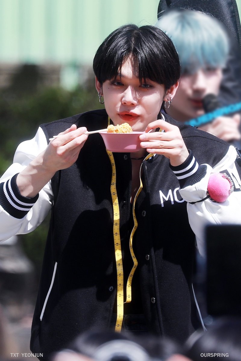 OURSPRING_0913's tweet photo. 240413 

HQ

연준이 저녁은 먹었남?? 밥 잘 챙겨먹어🍜

#연준 #YEONJUN #ヨンジュン #범규 
#TXT #투모로우바이투게더 https://t.co/YroZ5imS5A