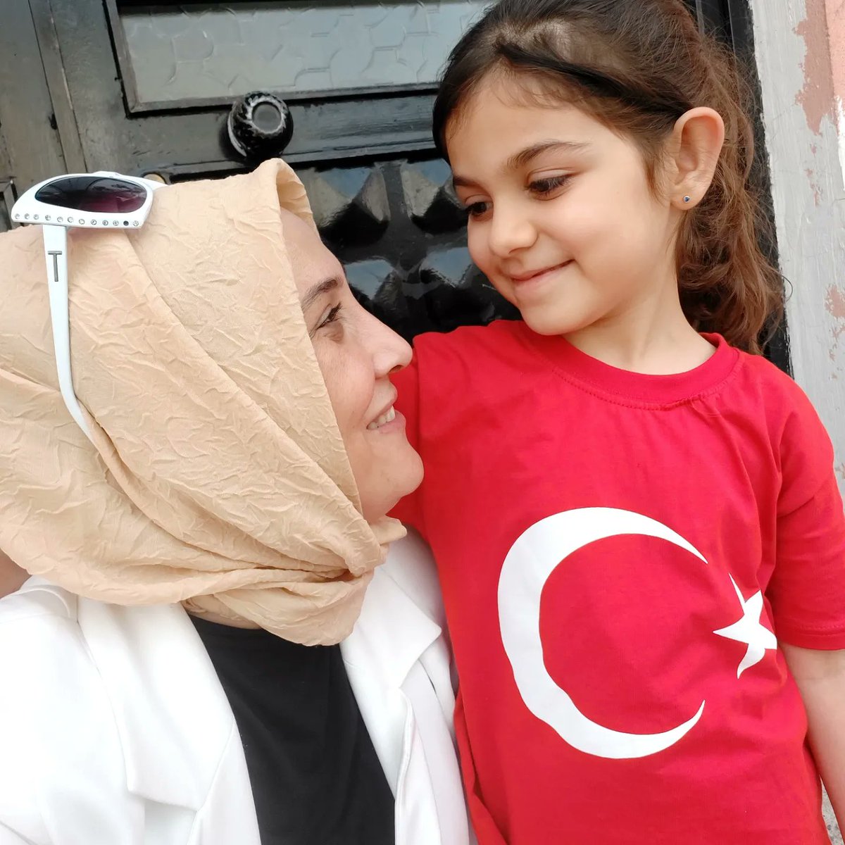 Semra_ycan's tweet photo. Bir gönüle girmeden önce  kapısını arala,belki için de kendini görürsün!!! https://t.co/EDs7fFuztN