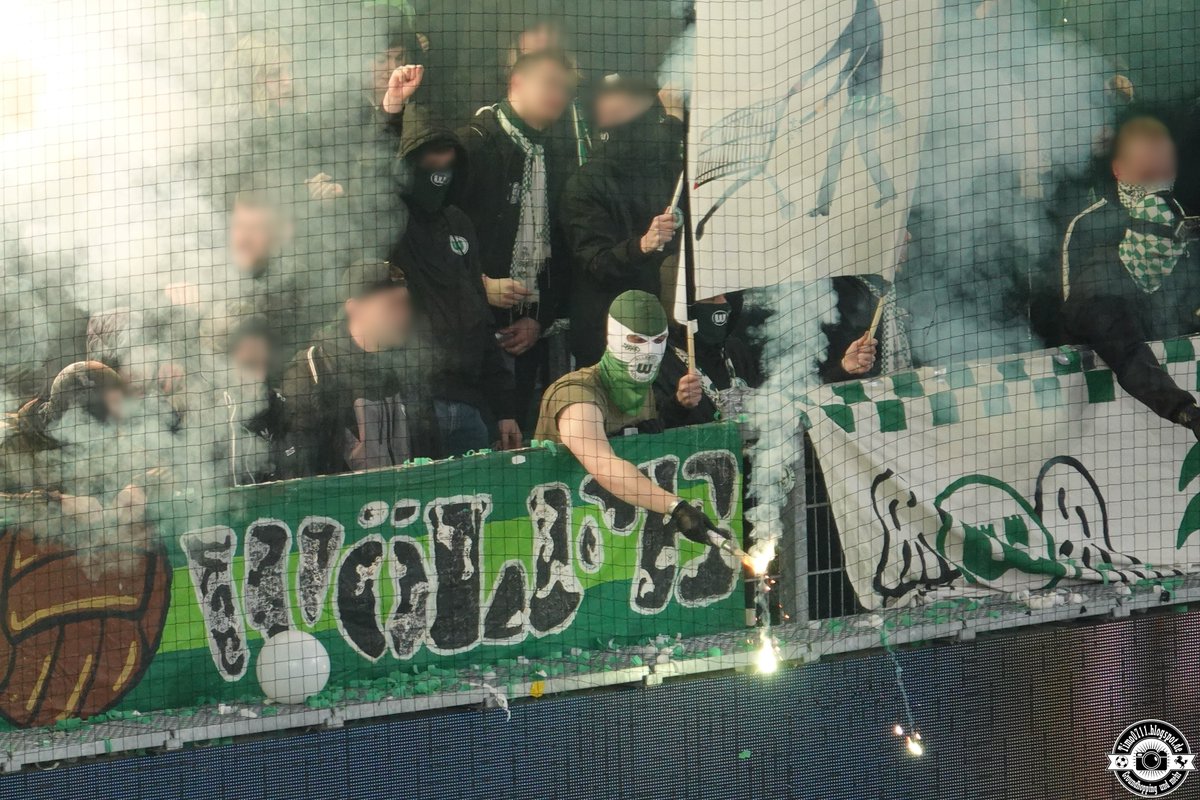 Der #VfL #Wolfsburg hat ein #Choreografie-Verbot gegen die eigene Fanszene ausgesprochen. Auch für Auswärtsspiele gibt es Sanktionen. Das ohnehin aktuell angespannte Verhältnis zu den eigenen Fans dürfte darunter weiter leiden. Mehr zu den Hintergründen 👉 faszination-fankurve.de/news/78572/vfl…