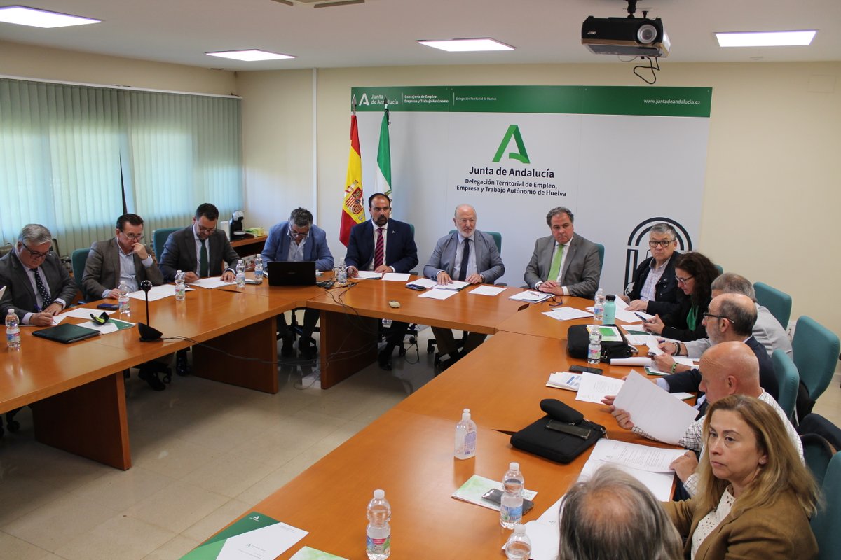 🤝 Diálogo y entendimiento en la Comisión Permanente del CARL celebrada hoy en #Huelva, presidida por nuestro presidente y con la presencia del director general de Trabajo de la Junta y del delegado de Empleo en la provincia. 👇