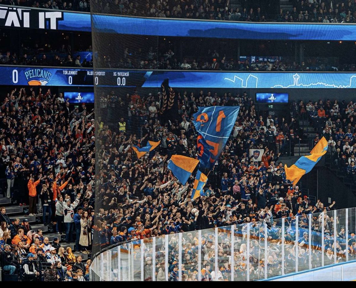Sinioranssit's tweet photo. Tänään mahdollisesti ja toivottavasti kauden viimeiset bileet areenalla!

#Tappara https://t.co/8jFIvYNF7H