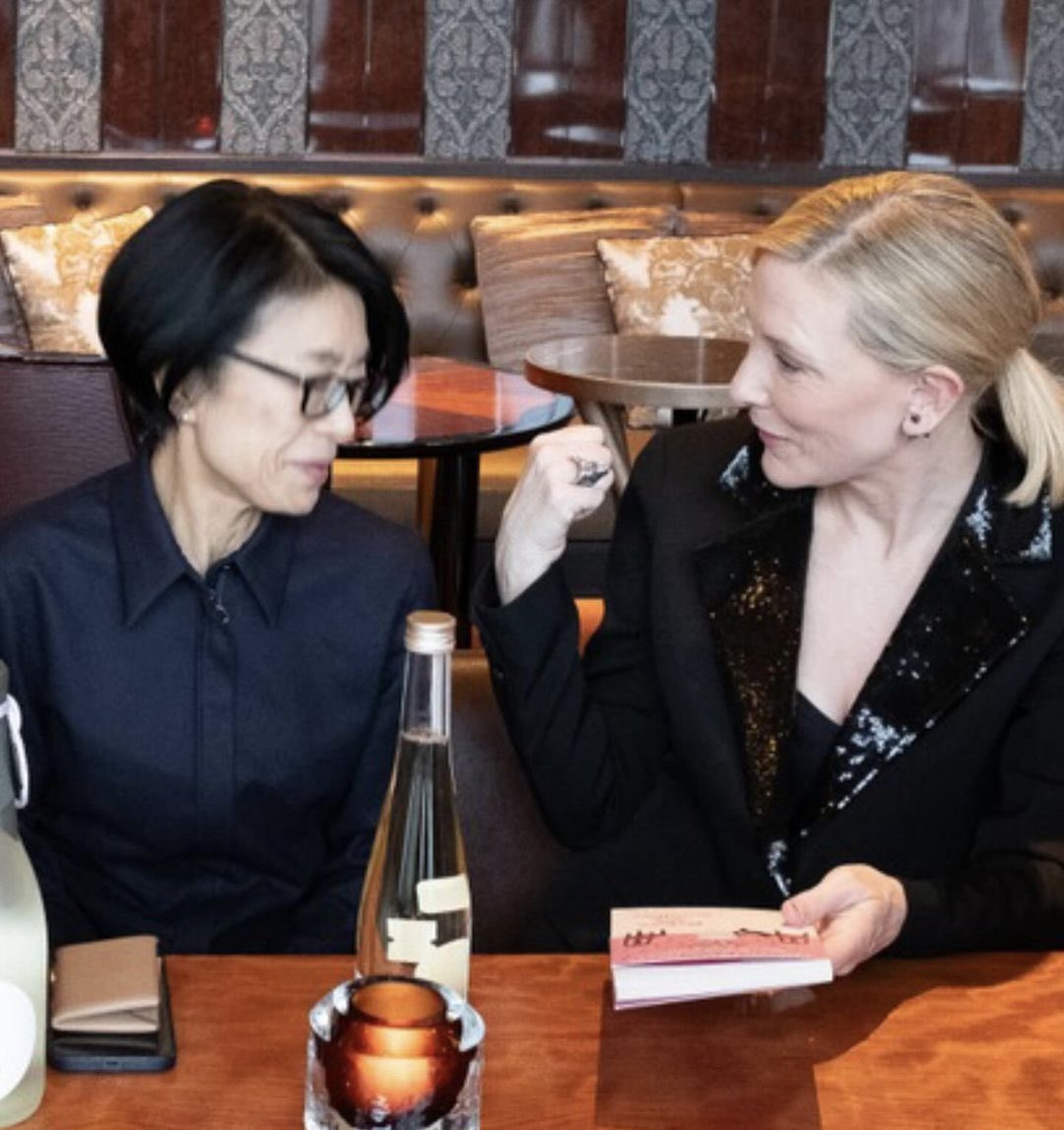 Cate Blanchett was in Tokyo earlier this week with Toku Saké. In February, she was announced as Toku Saké’s new creative director where she will be overseeing creative strategy and direction, including new product development and innovation. →cate-blanchett.com/2024/04/24/cat…