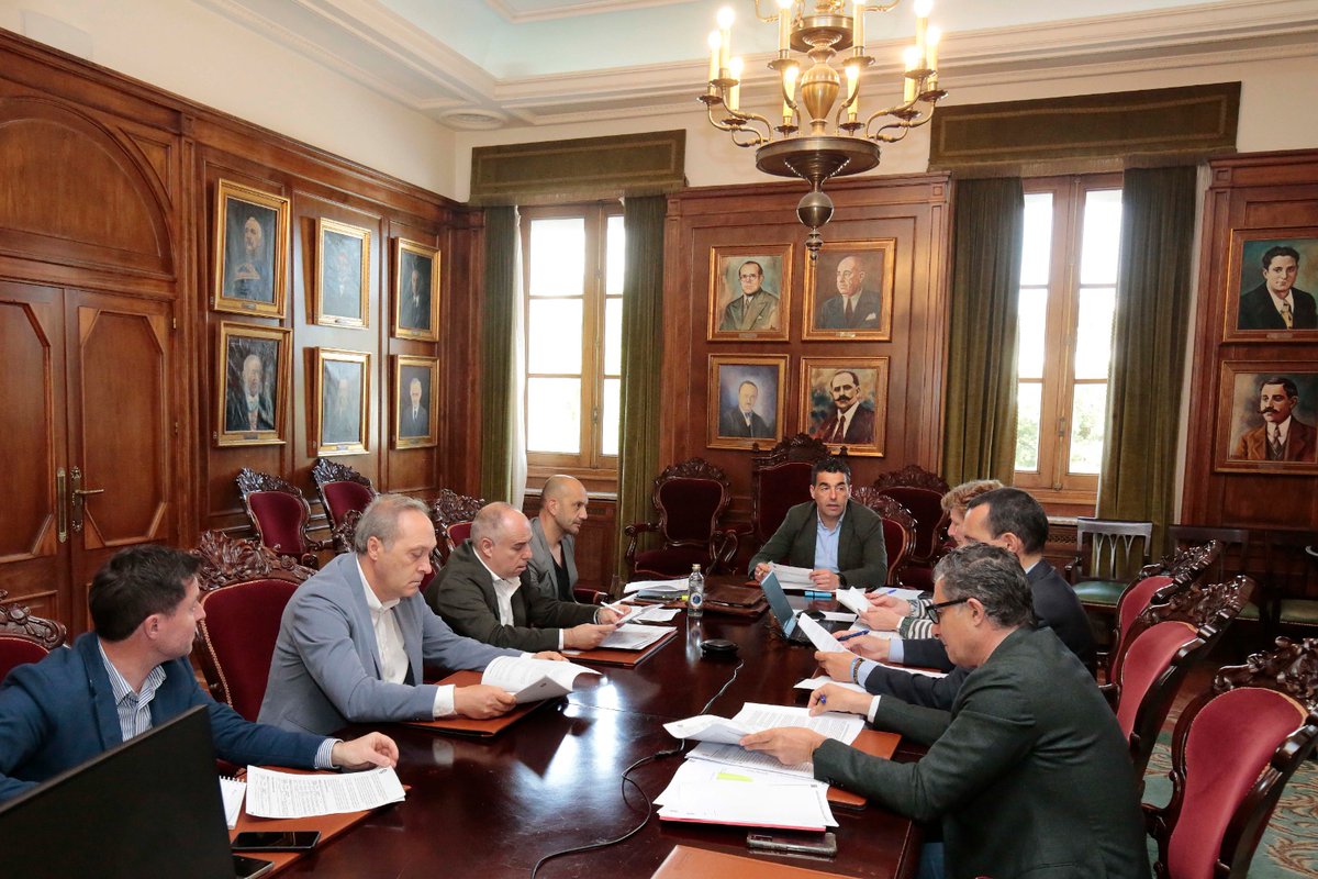 O presidente da @depo_es, @LuisLopezLugues, presidiu esta mañá o Pleno do Consorcio Provincial de Pontevedra para a prestación do servizo contra incendios e salvamento, no que tamén participaron os deputados @alcporrino e Javier Tourís