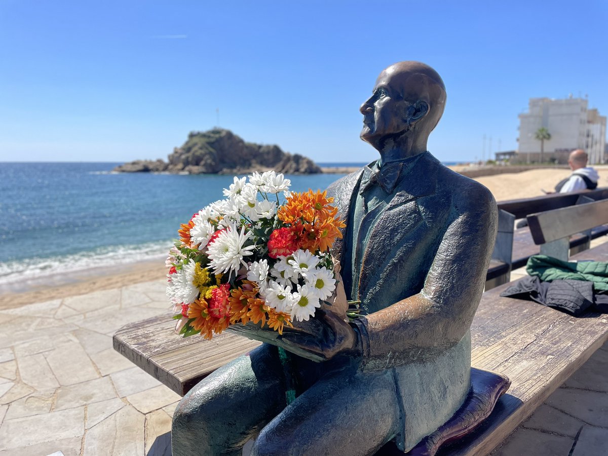 Marimurtra ha commemorat el 72è aniversari de la mort del seu fundador, Carl Faust, amb dues ofrenes florals💐: a la tomba del cementiri de Blanes i a l'estàtua del pg. de Mar; amb membres de la Fundació, l’equip del Jardí, l’alcalde de Blanes, i alumnes de l’escola Carles Faust.