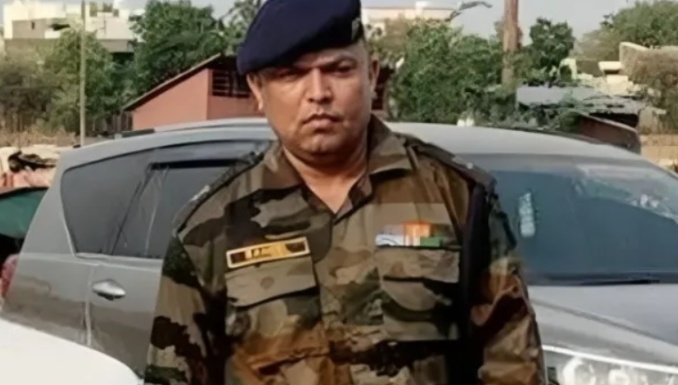 SHOCKING NEWS 🚨 Md Farooq Sheikh caught for posing as an army major to smuggle liquor from Maharashtra to Gujarat. He used to do smuggling in an army uniform. So he could easily cross the Gujarat-Maharashtra border by fooling everyone. But one day he was suspected after he