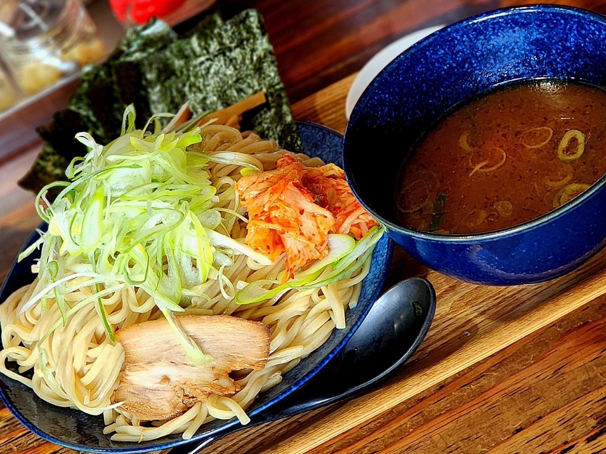 今日は久しぶりにラーメンを食べマシた。 ラーメン専門店 泰我 【 450g 】☆ つけ麺 ♪ ブログ→ ameblo.jp/kenkenken-g/en… #ラーメン専門店泰我 #泰我 #つけ麺 #450g #ネギ #キムチ #海苔 #ボリューミー #平打ち麺が堪らなく美味い #中毒性高い #千歳市の美味しいラーメン #最アンド高 #最アンド幸