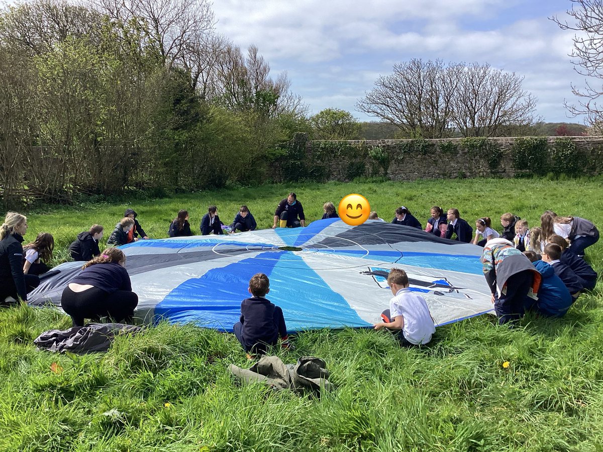 Dosbarth Gwdihw had a fantastic afternoon at St Brides orchard yesterday 🍎 Thank you so much Bryony and Tom from @PembsCoast 🌸