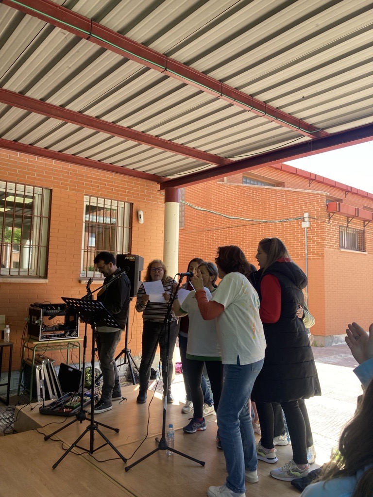 Iesfedericafuen's tweet photo. Hoy celebramos el día del @iesfedericafuenla con música, deporte y solidaridad #hemiplejiaalternantedelainfancia
❤️GRACIAS❤️ a todos los alumn@s y profesor@s que todos los años lo hacen posible!
#aytofuenlabrada #datsur #comunidaddemadrid #fp #yosoyfp #formacionprofesional https://t.co/9JnDjswT95