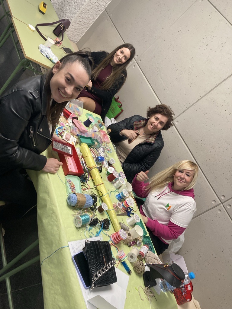 Iesfedericafuen's tweet photo. Hoy celebramos el día del @iesfedericafuenla con música, deporte y solidaridad #hemiplejiaalternantedelainfancia
❤️GRACIAS❤️ a todos los alumn@s y profesor@s que todos los años lo hacen posible!
#aytofuenlabrada #datsur #comunidaddemadrid #fp #yosoyfp #formacionprofesional https://t.co/9JnDjswT95