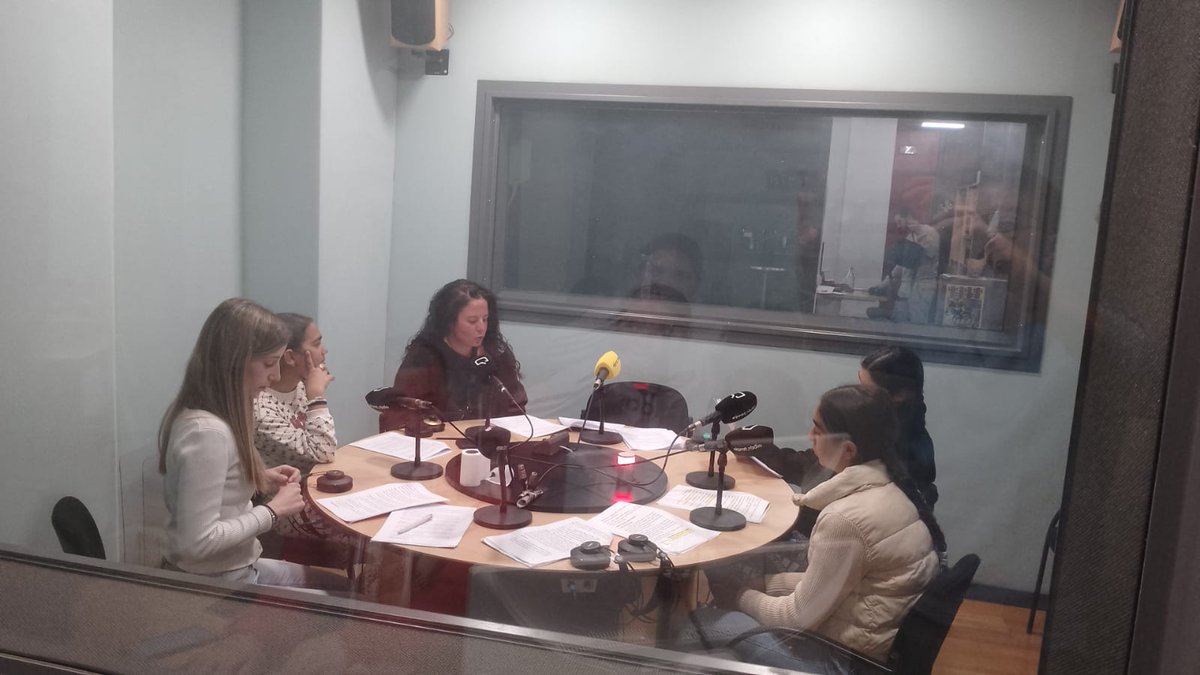 IEdelPrat's tweet photo. Avui l'alumnat de 6è ha anat a gravar a @RadioElPrat el podcast "el món a 150 cm" . Ha estat una experiència molt xula! Moltes gràcies per l'oportunitat de conèixer tot el procés de com fer un podcast,  crear-ne el  contingut i gravar-lo. https://t.co/5O9TYLdm3P