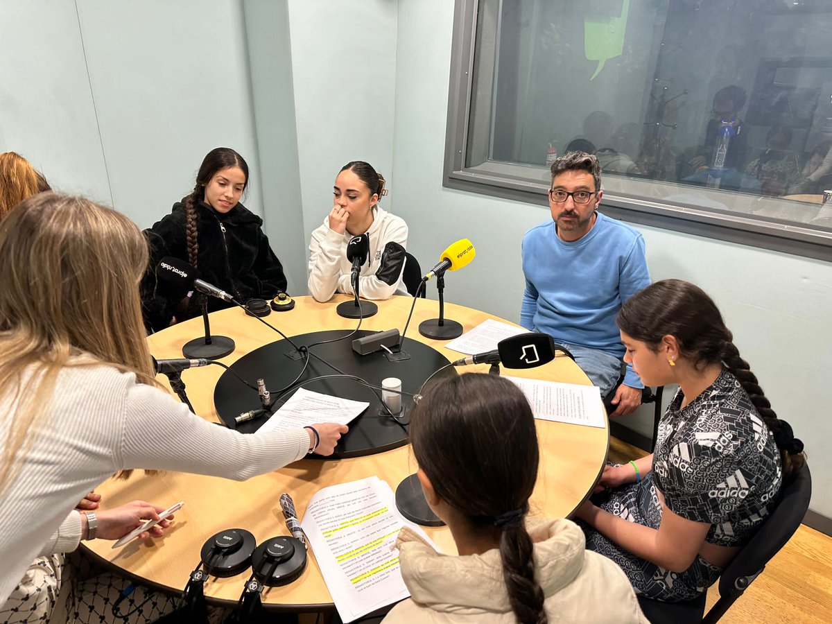 IEdelPrat's tweet photo. Avui l'alumnat de 6è ha anat a gravar a @RadioElPrat el podcast "el món a 150 cm" . Ha estat una experiència molt xula! Moltes gràcies per l'oportunitat de conèixer tot el procés de com fer un podcast,  crear-ne el  contingut i gravar-lo. https://t.co/5O9TYLdm3P