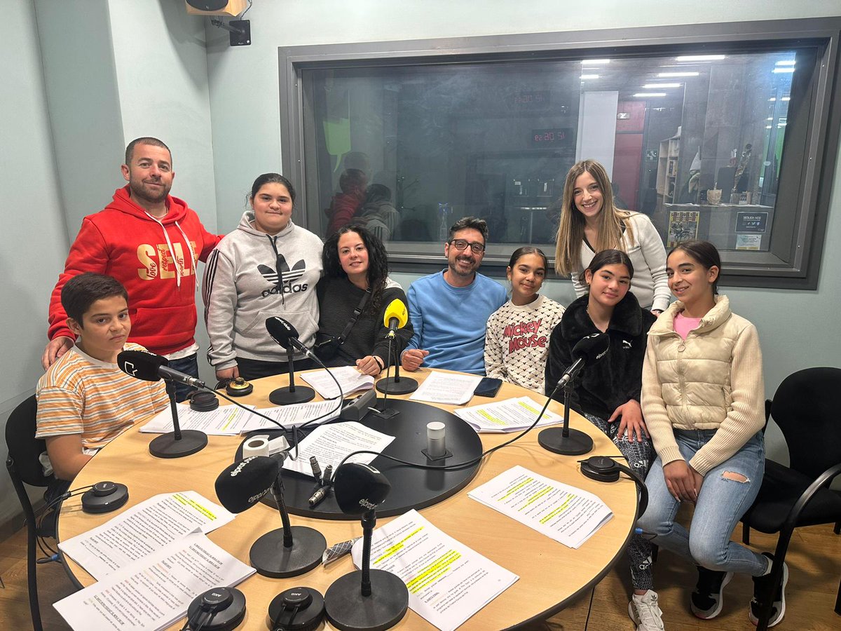 IEdelPrat's tweet photo. Avui l'alumnat de 6è ha anat a gravar a @RadioElPrat el podcast "el món a 150 cm" . Ha estat una experiència molt xula! Moltes gràcies per l'oportunitat de conèixer tot el procés de com fer un podcast,  crear-ne el  contingut i gravar-lo. https://t.co/5O9TYLdm3P