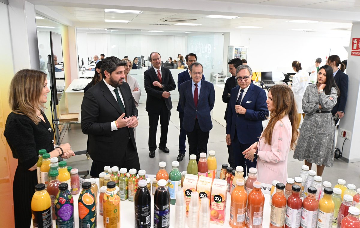 El Gobierno @regiondemurcia convoca 24 millones de euros en ayudas para modernizar la industria agroalimentaria. El presidente @LopezMirasF destaca durante su visita a AMC Global que este apoyo económico 'permitirá que nuestras empresas ganen en competitividad'. Noticia: