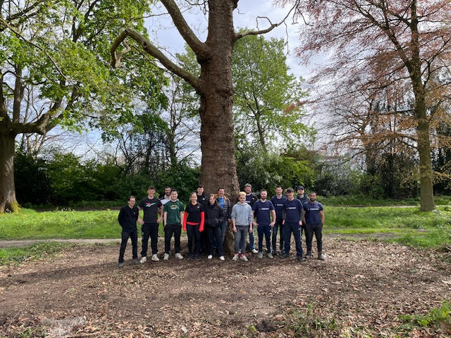 Thanks to the wonderful Neilsen Global volunteers, who recently visited the park to help clear bramble and scrub from the plane avenue near the cemetery path! As a result of their hard work, we’ll be able to plant bulbs in the cleared areas in October 🌷