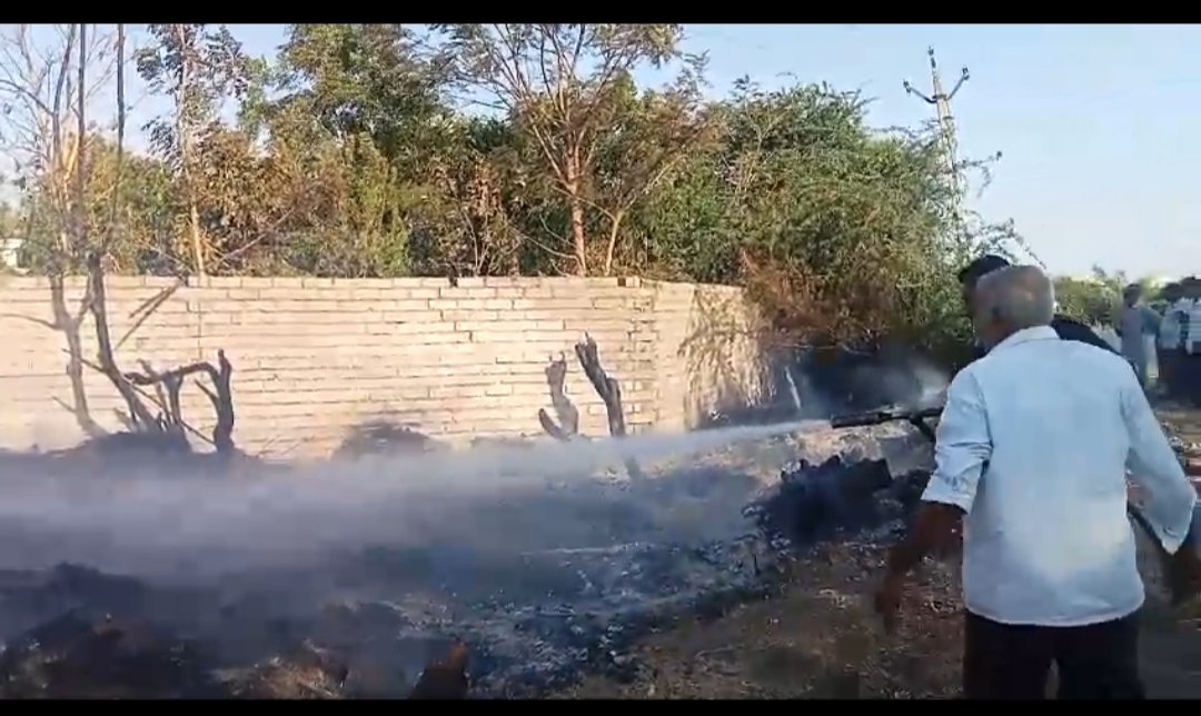 ShaileshDhakha2's tweet photo. Thank you for the prompt response by @TDOJAFRABAD Vijay sir.
 Fire vehicle received within 10mnts after request. Now situation is under control @ddoamreli @SdmRajula @CollectorAmr @MamlatdarJFD @InfoGujarat @InfoAmreliGoG https://t.co/uG045Xqecp