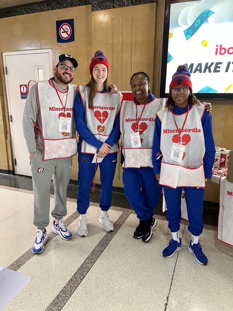 Shaking the can today at Union Station for ⁦@heartofmercy⁩! Let’s go ⁦@DePaulWBBHoops⁩! #ShaketheCan 👋🏼