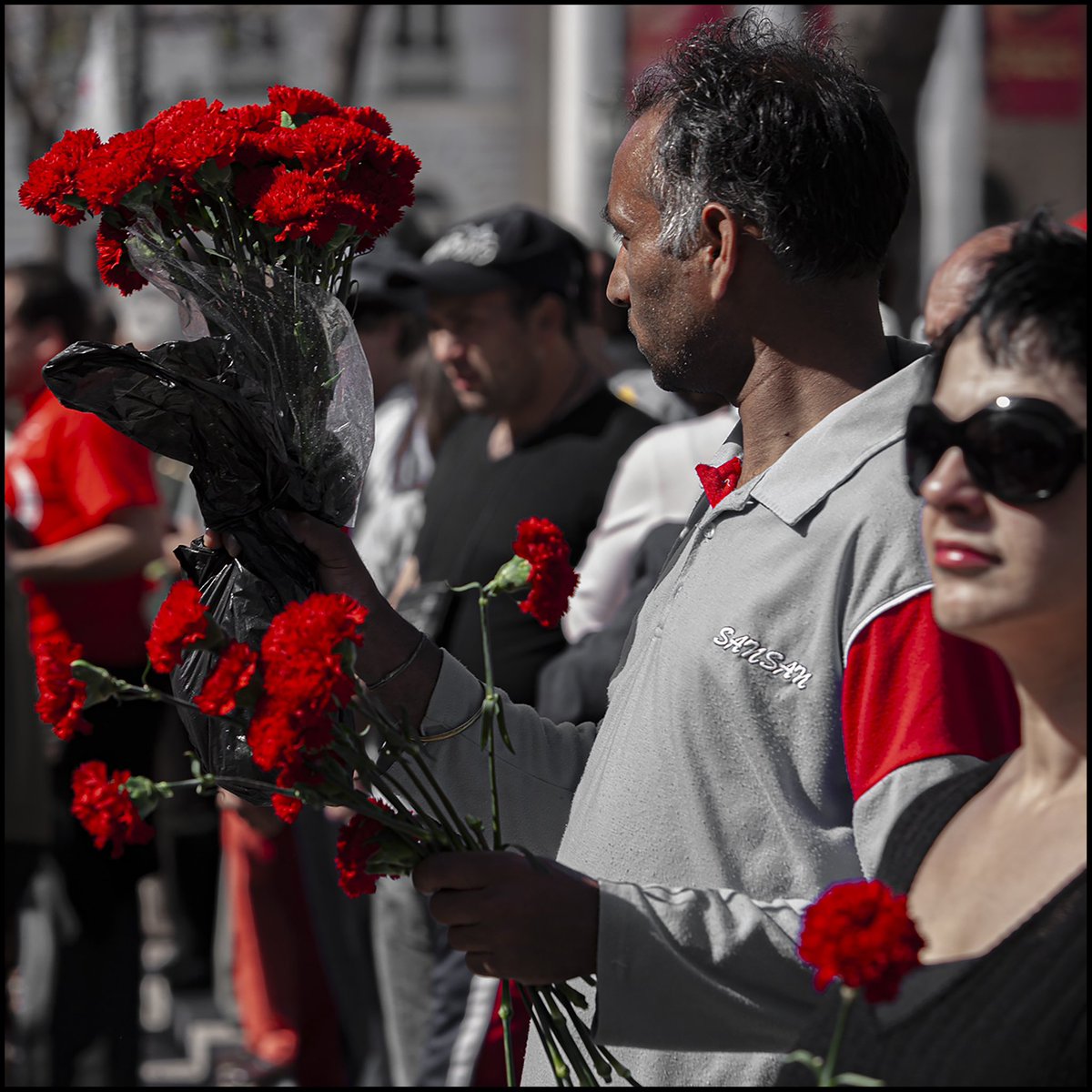 A luta é permanente. E é de todos. O SJ convoca todos os jornalistas a juntarem-se no próximo dia 25 de Abril a todos os desfiles  nas cidades portuguesas para celebrarmos Abril e mostrarmos que estamos unidos e fortes. jornalistas.eu/sindicato-dos-…