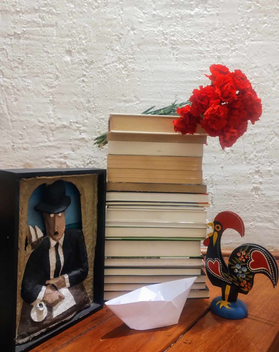 🇵🇹 📚Va🧵con 21 maravillosos libros portugueses. Va por Portugal, el país que le puso nombre a la saudade, que inventó el mar y al que resulta imposible no querer. Y va hoy porque justo hace 50 años estalló la revolución más hermosa de todas: la Revolución de los Claveles. 📚🇵🇹