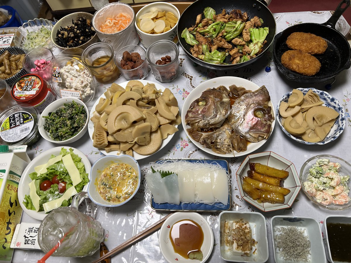 ひろゆき飯の紹介です🌈

今日のメニューは上から、牛肉コロッケ、
萩屋のケイちゃん味噌味と春ｷｬﾍﾞﾂの炒め物
ホッキガイサラダ、ほうれん草の胡麻和え、
山盛りのタケノコ煮、🦐とブロッコリーの
タルタルサラダ、大学芋、魚は高知県産の
真鯛のカブト煮、刺身は沖縄県産の
たる🦑を頂きました✨