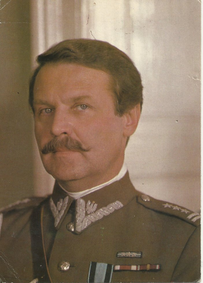 Pułkownik, a od 1931 generał Bolesław Wieniawa-Długoszowski, czyli pułkownik Wacław Wareda. Dołęga-Mostowicz nienawidził go osobiście i zresztą całkiem miał za co, bo przydupasy pułkownika w odwecie za antypiłsudczykowską publicystykę pobiły go prawie na śmierć, wrzuciły do rowu