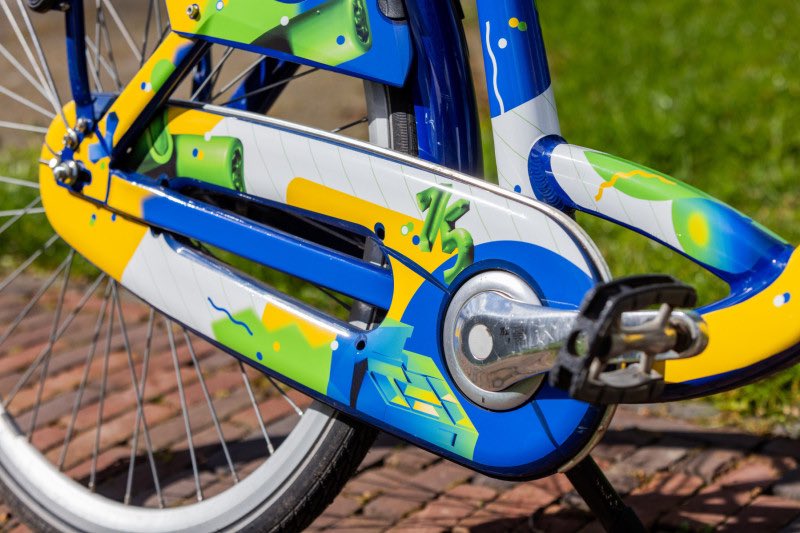 De OV-fiets heeft nu een Brabantse versie! Voor iedere provincie maken we een variant omdat de OV-fiets 15 jaar bestaat 🥳 Zojuist is de fiets onthuld in Den Bosch door wethouder  <a href="/RoyGeers/">Roy Geers</a>, NS-regiodirecteur <a href="/Ma_Piot/">Magdalena Piotrowska</a> en kunstenaar Daniël Roozendaal. nieuws.ns.nl/ov-fiets-heeft…