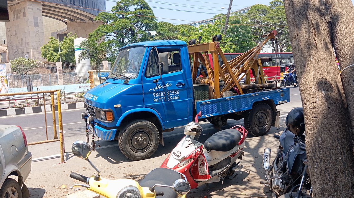 svathsan's tweet photo. @ChennaiTraffic @chennaipolice_ @tnpoliceoffl @CMOTamilnadu D1 Triplicane Traffic police station officials, along with pvt vehicle recovery operators, tow vehicles parked and collect fine illegally without providing challan. Kindly take necessary action. https://t.co/qIF1WGIfxS